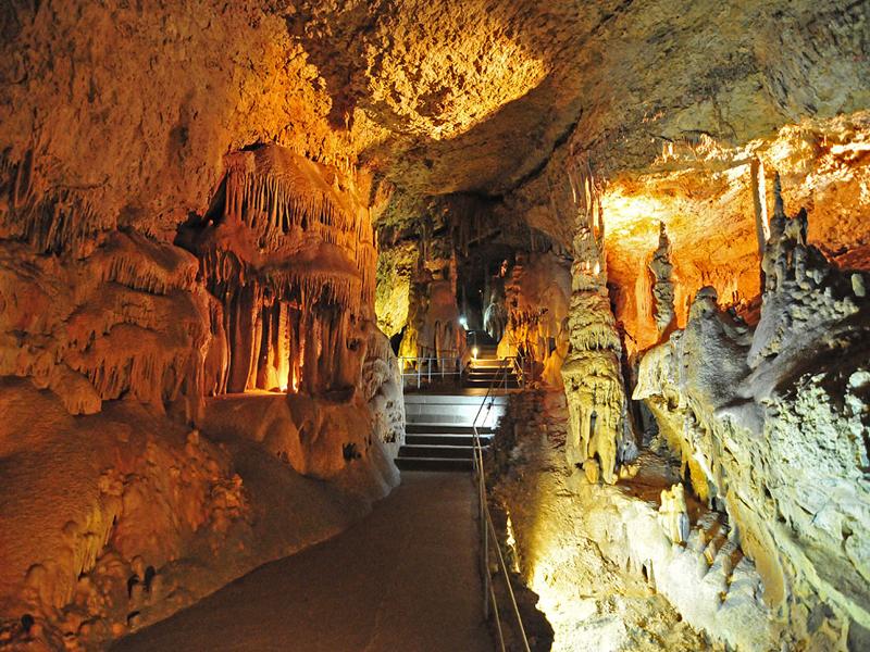 Один из экскурсионных маршрутов в Мраморной пещере