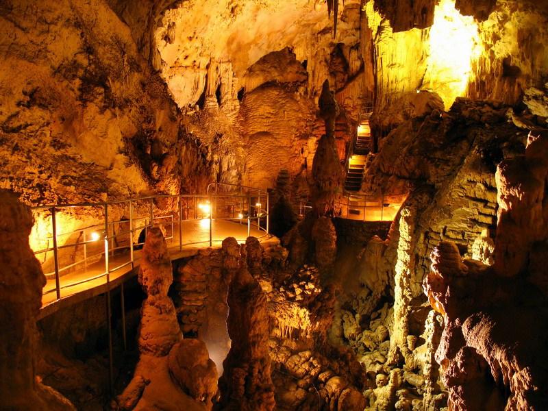 Специальные экскурсионные пути для туристов проложены по всей пещере