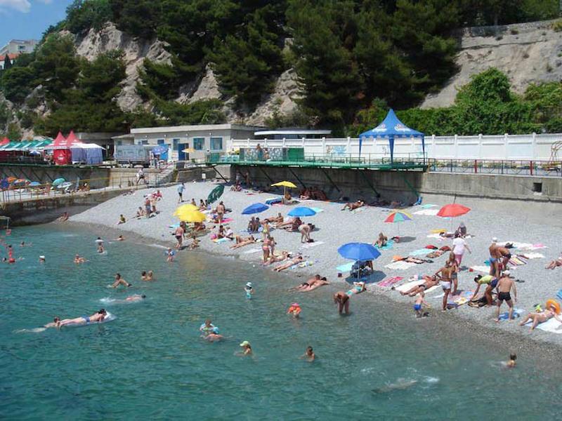 Один из пляжей в курортном поселке Гаспра в Крыму