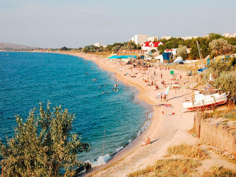 Пляж в курортном городке Щёлкино в Крыму