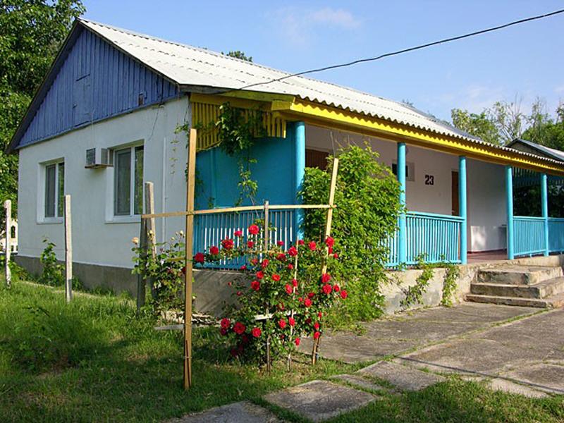 Один из многочисленных домиков для отдыхающих на территории пансионата Азовский