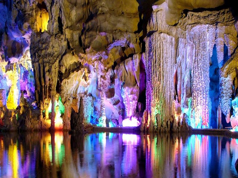 Красивейшее фото мраморной пещеры, когда вода играет красками на пещерных породах