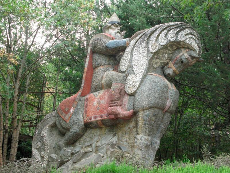 Один из русских богатыре на боевом коне на Поляне сказок в Крыму