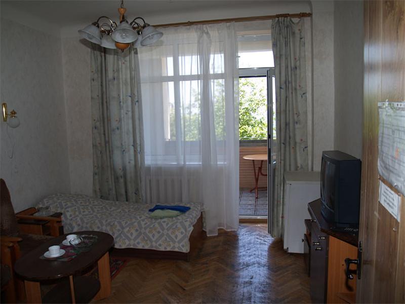 Пример одной из комнат для проживания отдыхающих в санатории «Жемчужина» в Гаспре