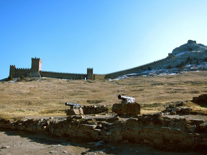 Генуэзская крепость — знаменитая достопримечательность города Судак