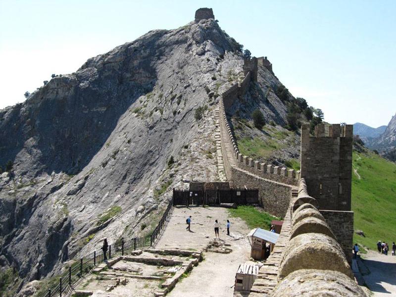 Генуэзская крепость — знаменитая достопримечательность города Судак