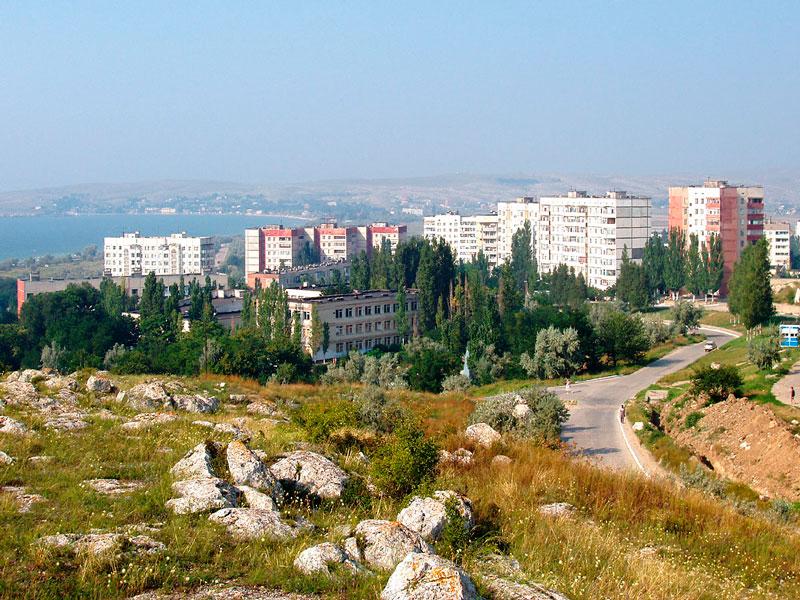 Панорамный вид на город Щёлкино на Азовском море в Крыму